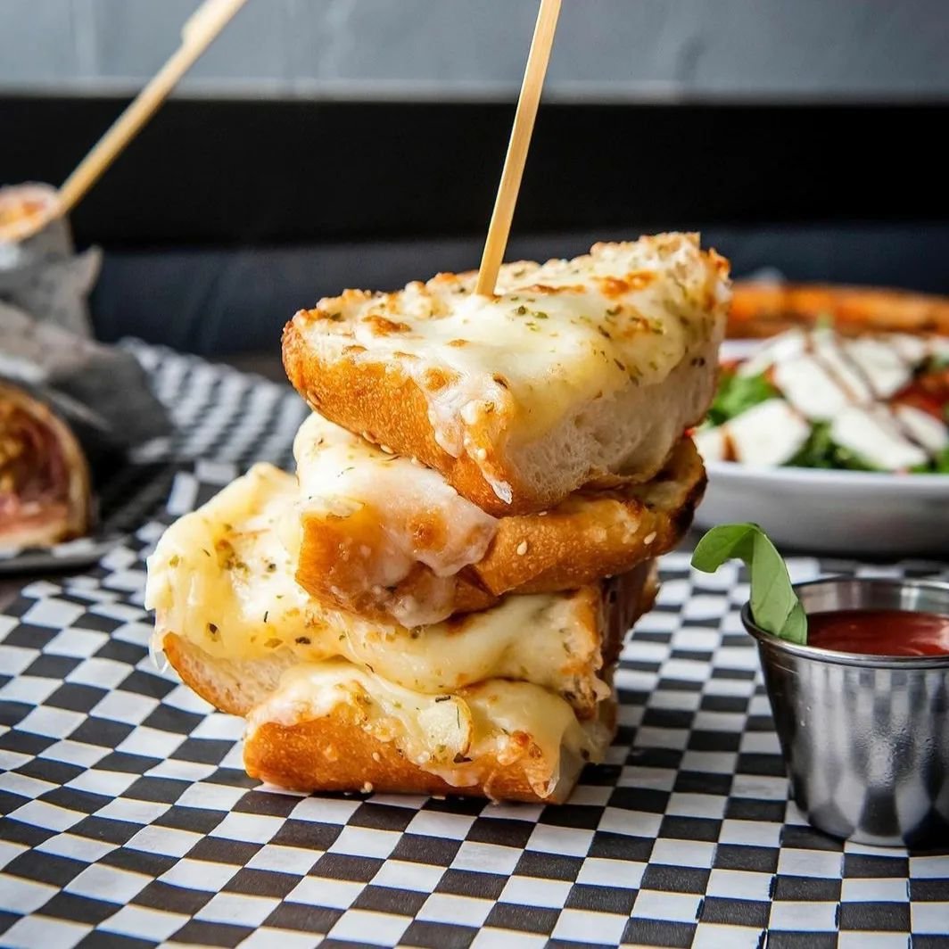 Leaning Tower of PI — pain à l'ail gratiné à la mozzarella