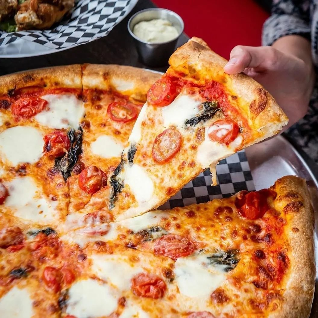 Pizza Caprese avec tomates cerises et bocconcini
