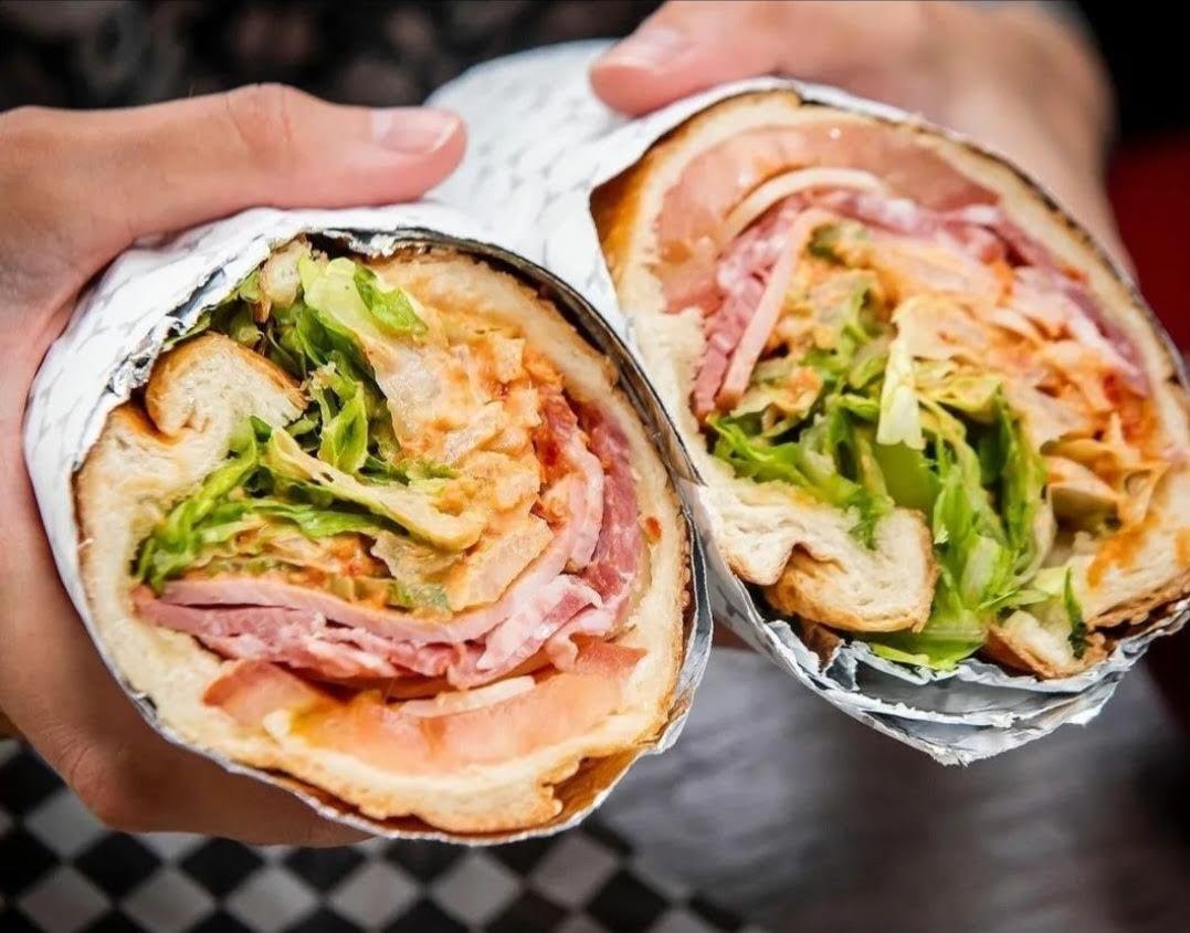 L'Incredible Hoagie coupé en deux, garni de charcuteries italiennes