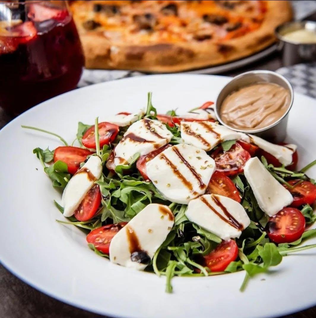 Salade caprese avec roquette, tomates cerises et bocconcini