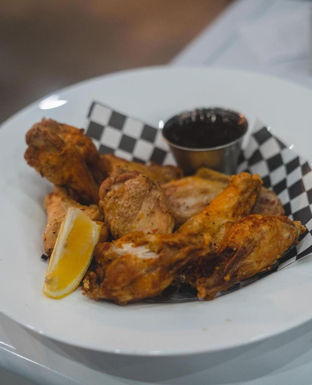 Ailes de poulet panées du FBI avec citron et sauce